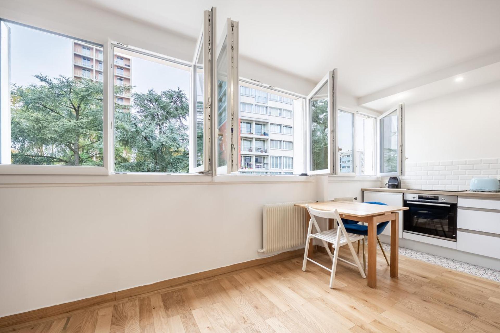 Charming Parisian Home Away From Home In The Heart Of Париж Екстериор снимка