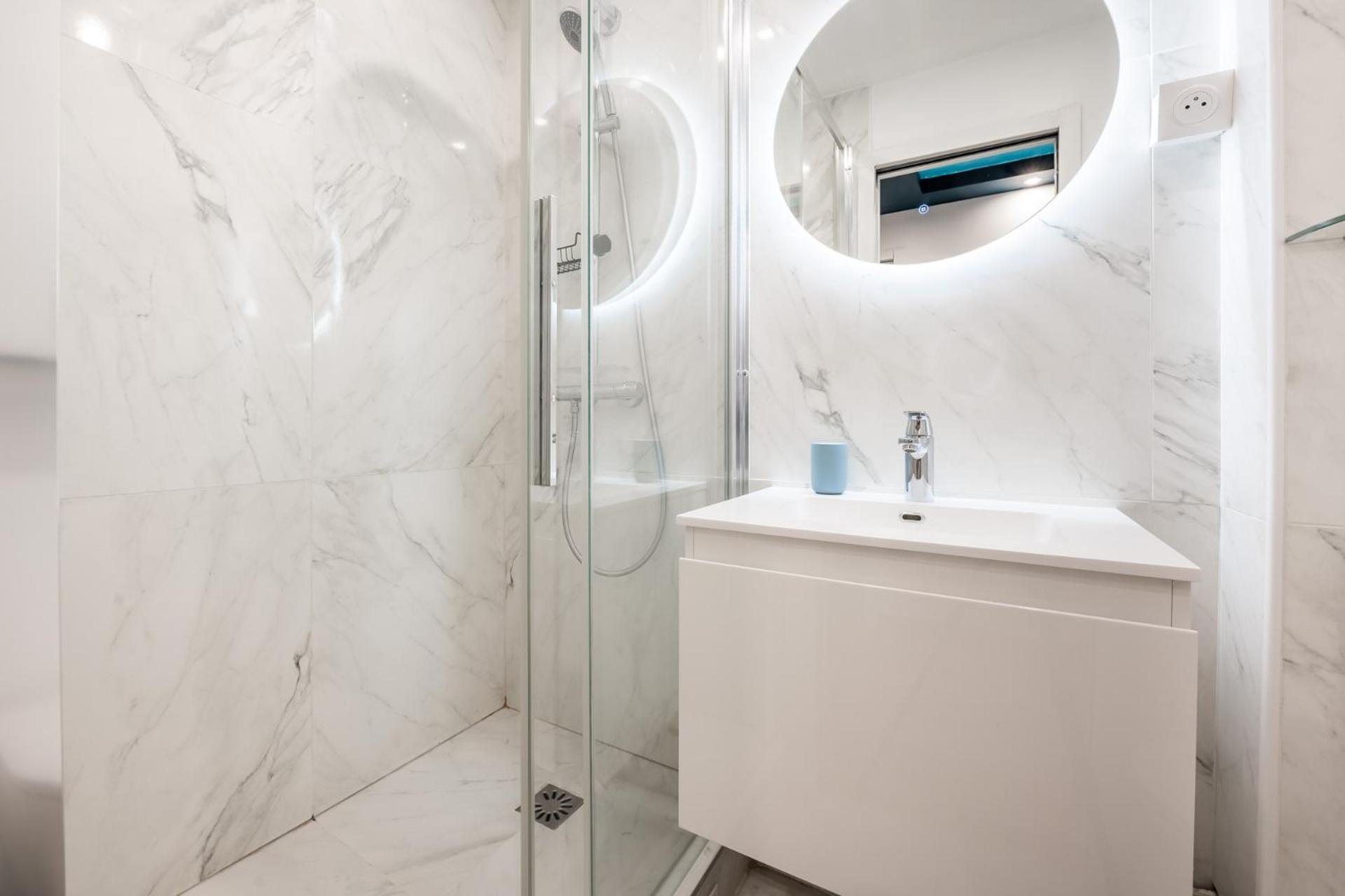 Charming Parisian Home Away From Home In The Heart Of Париж Екстериор снимка